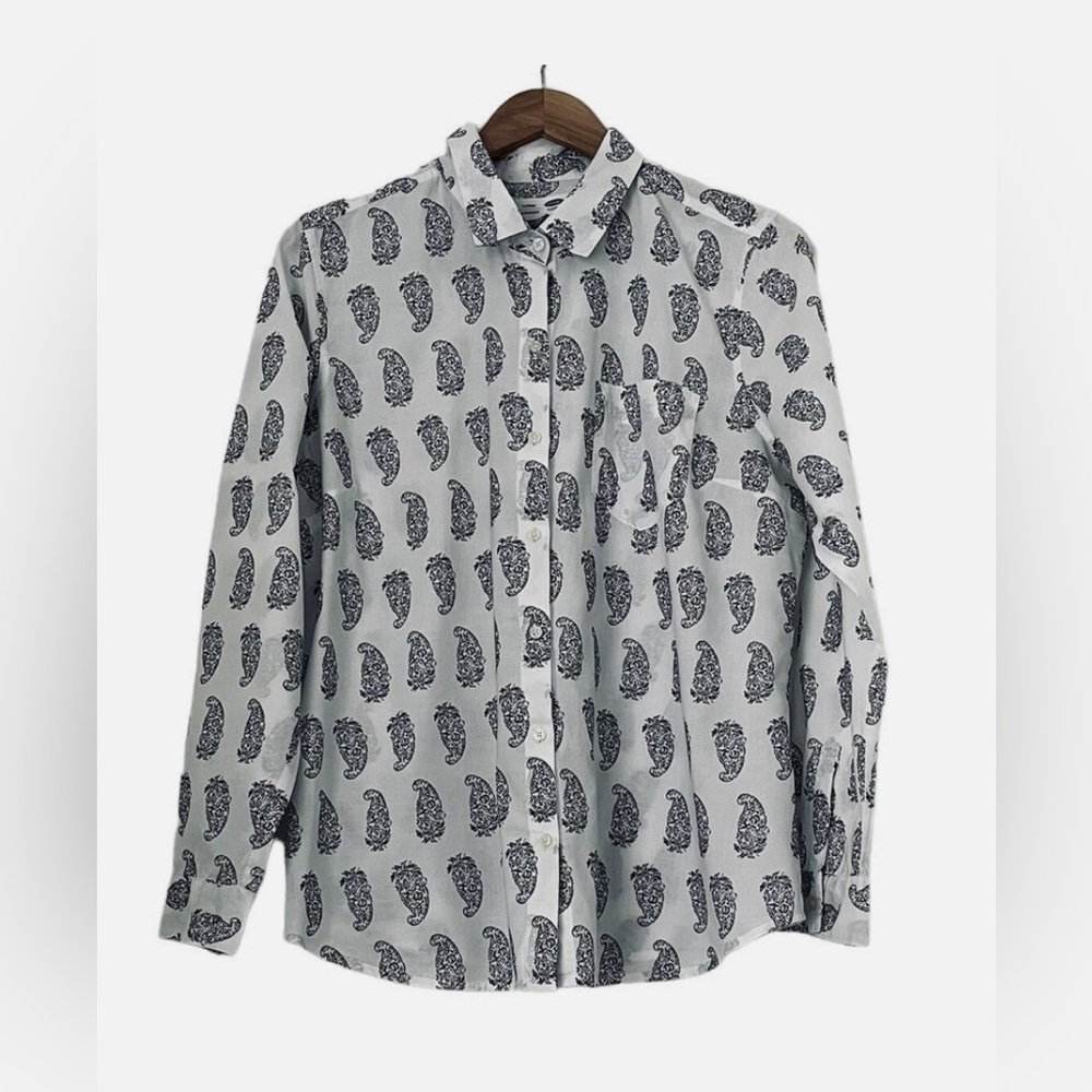 Old Navy Women’s White Paisley Button Down in a Medium